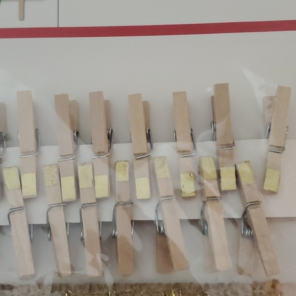 🆕️Christmas Holiday Clothespin Cardholder Garland - Picture 2 of 10